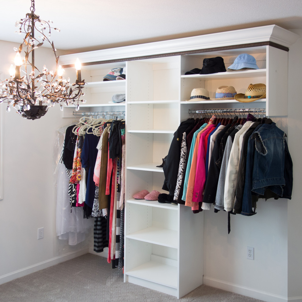 Imagen de armario vestidor unisex ecléctico de tamaño medio con armarios con paneles lisos, puertas de armario blancas y moqueta