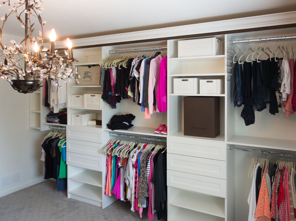 Diseño de armario vestidor unisex bohemio de tamaño medio con armarios con paneles lisos, puertas de armario blancas y moqueta