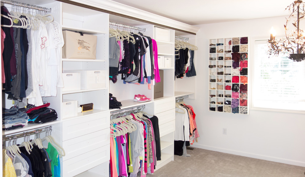 Imagen de armario vestidor unisex bohemio de tamaño medio con armarios con paneles lisos, puertas de armario blancas y moqueta