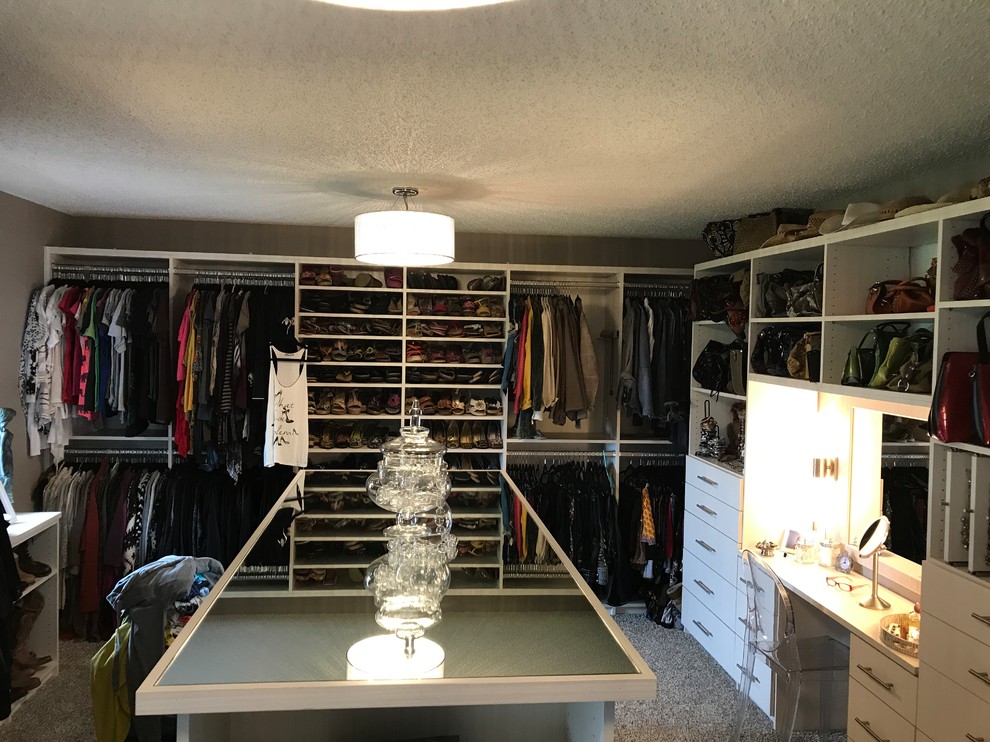 Idéer för att renovera en funkis garderob för könsneutrala, med släta luckor, vita skåp, heltäckningsmatta och grått golv