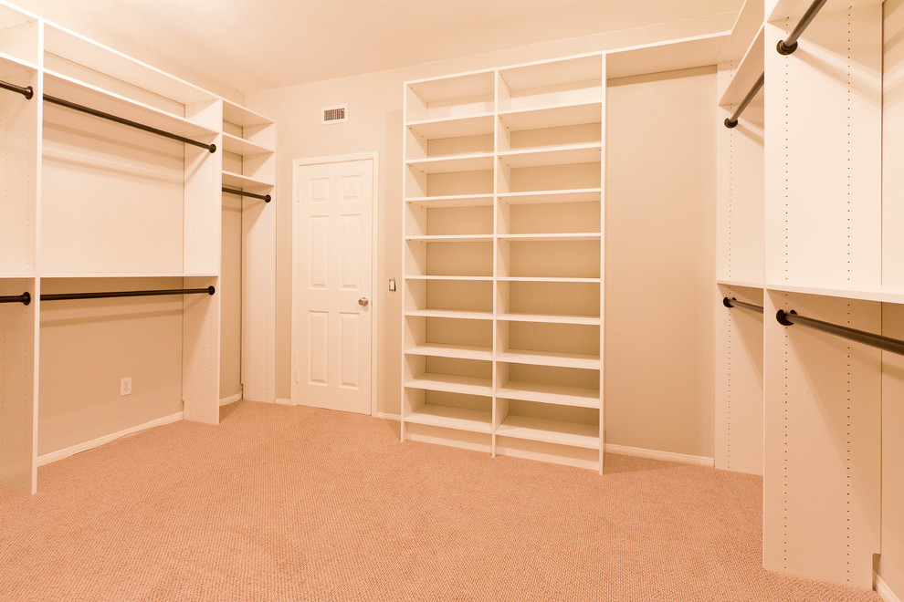 Пример оригинального дизайна: гардеробная комната среднего размера в стиле кантри с плоскими фасадами, ковровым покрытием, бежевым полом и белыми фасадами