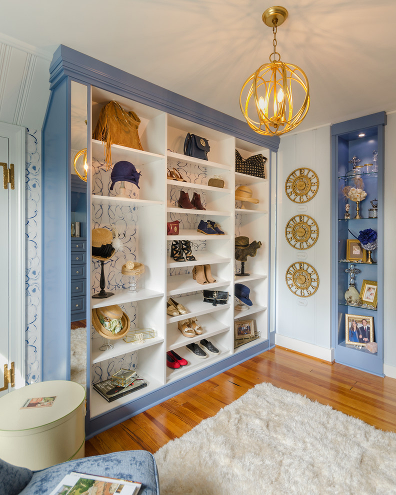 Klassisches Ankleidezimmer mit blauen Schränken, Ankleidebereich, offenen Schränken und braunem Holzboden in Richmond