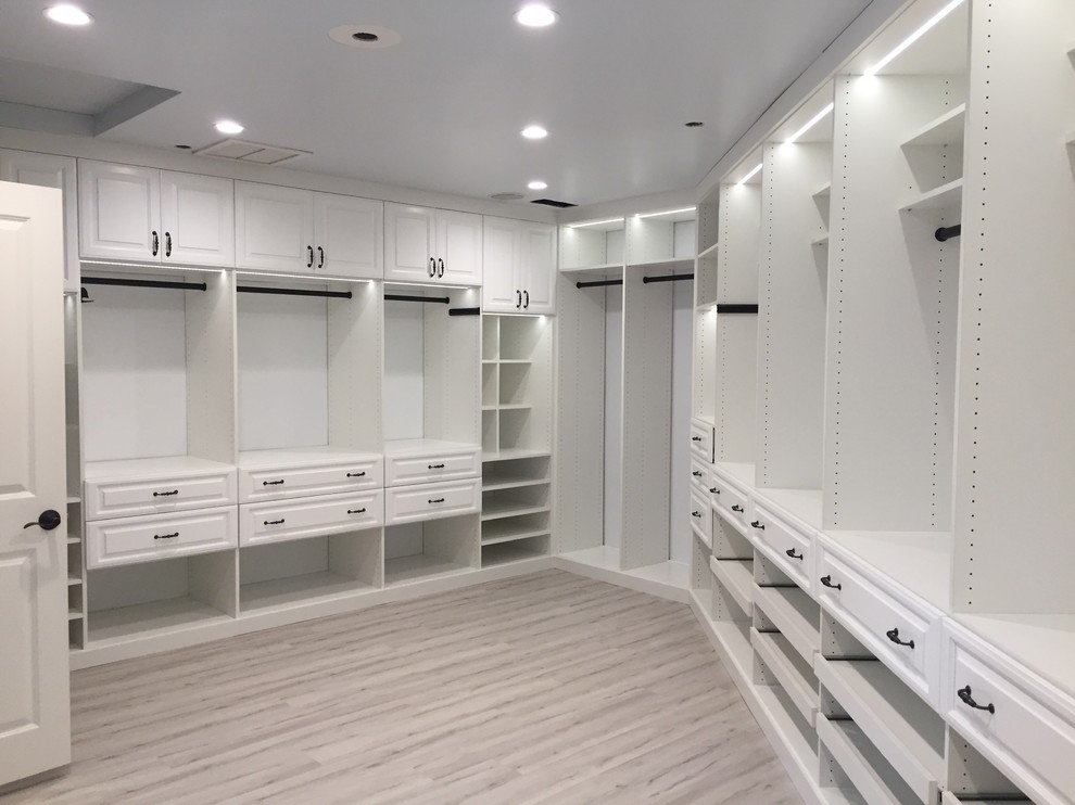 Idéer för ett stort klassiskt walk-in-closet, med luckor med upphöjd panel, vita skåp och beiget golv