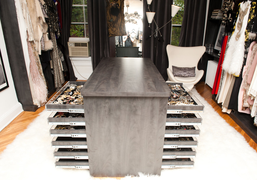 Idéer för att renovera ett mellanstort vintage walk-in-closet för kvinnor, med grå skåp