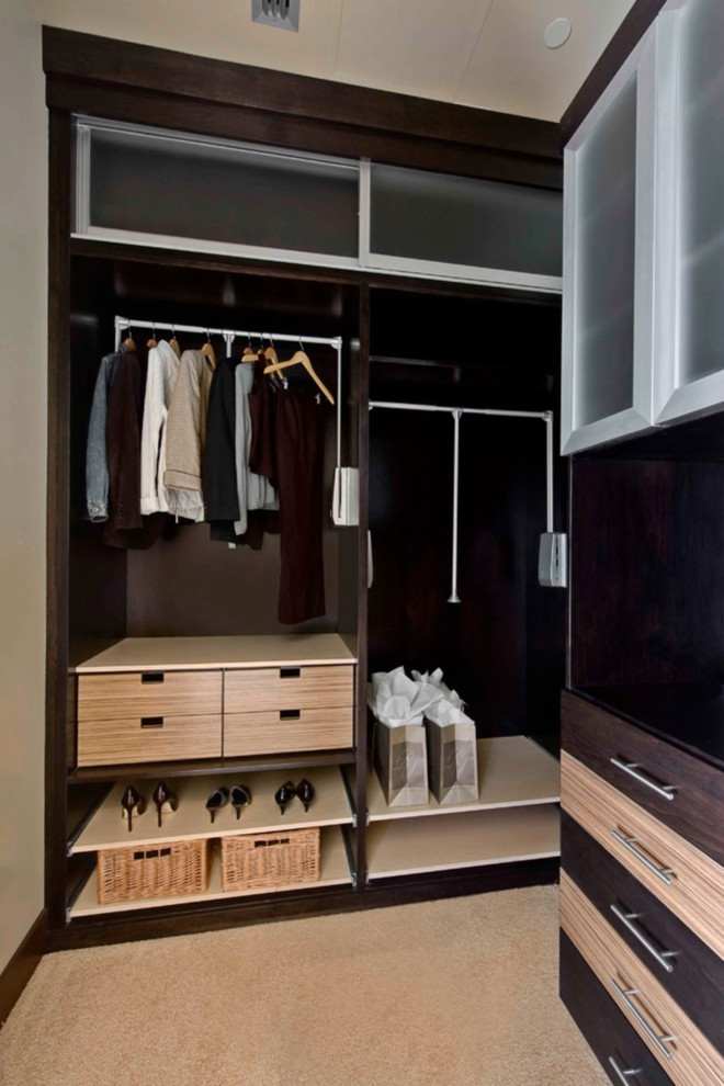 Modelo de armario vestidor clásico renovado pequeño con armarios con paneles lisos y puertas de armario marrones