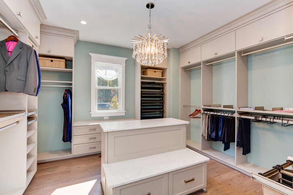 Стильный дизайн: гардеробная комната среднего размера в стиле неоклассика (современная классика) - последний тренд