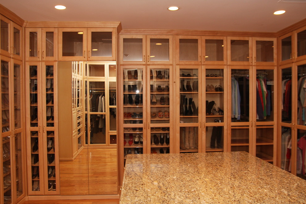 Источник вдохновения для домашнего уюта: большая гардеробная комната унисекс в стиле неоклассика (современная классика) с светлыми деревянными фасадами