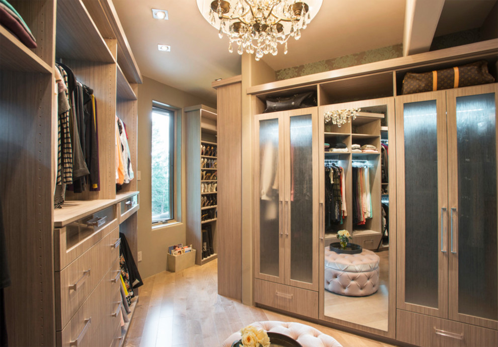 Идея дизайна: большая гардеробная комната в стиле неоклассика (современная классика) с плоскими фасадами, светлыми деревянными фасадами и полом из керамической плитки
