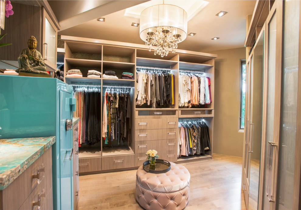 Modelo de armario vestidor clásico renovado grande con armarios con paneles lisos, puertas de armario de madera clara y suelo de baldosas de cerámica
