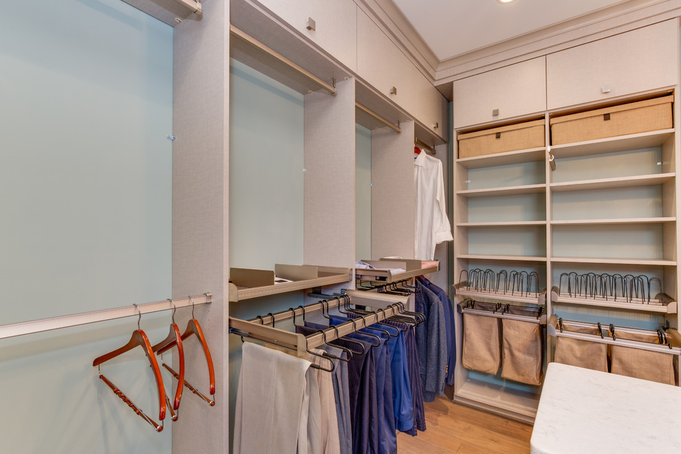 Foto de armario vestidor clásico renovado de tamaño medio