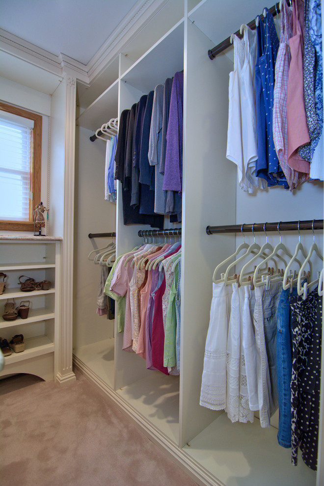 Exempel på ett mellanstort klassiskt walk-in-closet