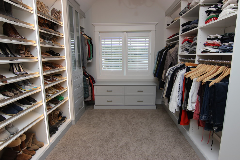 Bild på ett mellanstort vintage walk-in-closet, med skåp i shakerstil och vita skåp