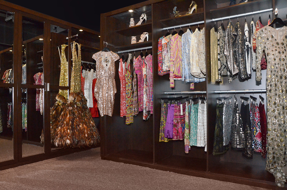 Ejemplo de armario vestidor de mujer clásico renovado de tamaño medio con puertas de armario de madera en tonos medios
