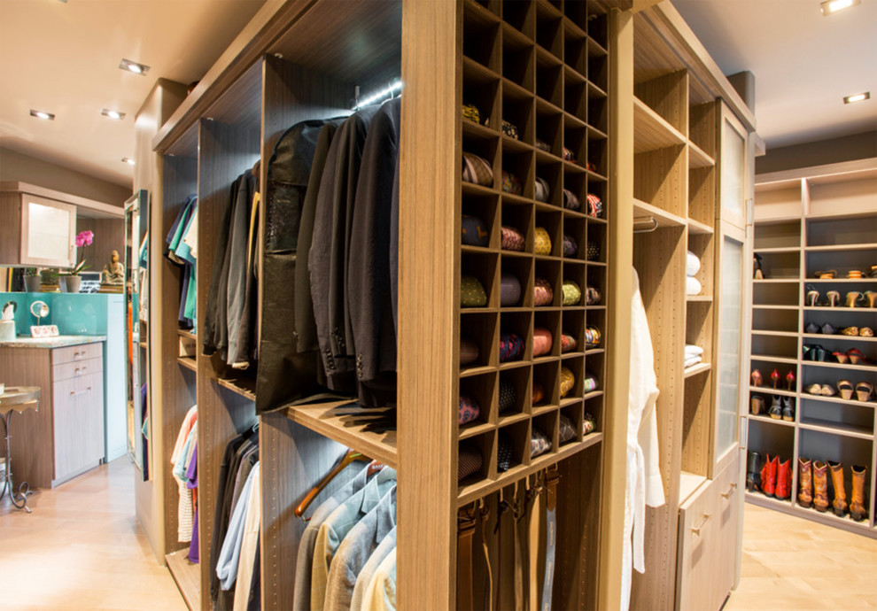 Imagen de armario vestidor clásico renovado grande con armarios con paneles lisos, puertas de armario de madera clara y suelo de baldosas de cerámica