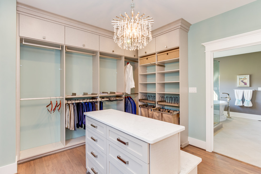 Свежая идея для дизайна: гардеробная комната среднего размера в стиле неоклассика (современная классика) - отличное фото интерьера