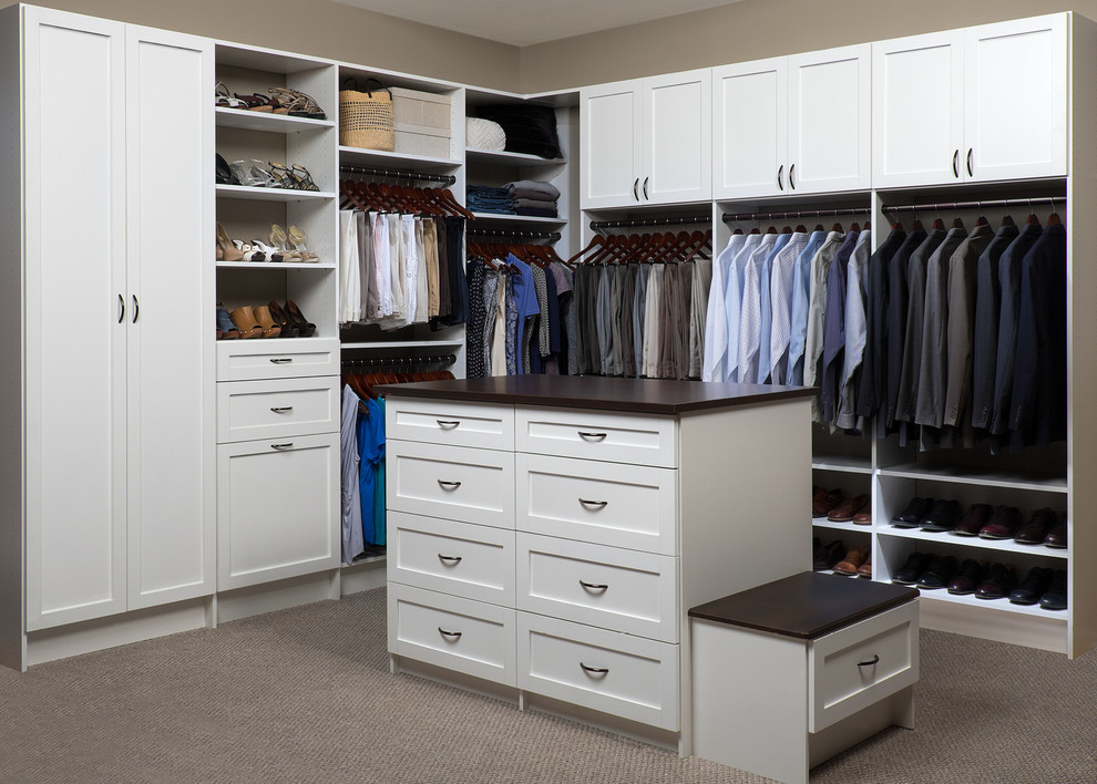 Ejemplo de armario vestidor unisex tradicional renovado grande con armarios estilo shaker, puertas de armario blancas, moqueta y suelo beige