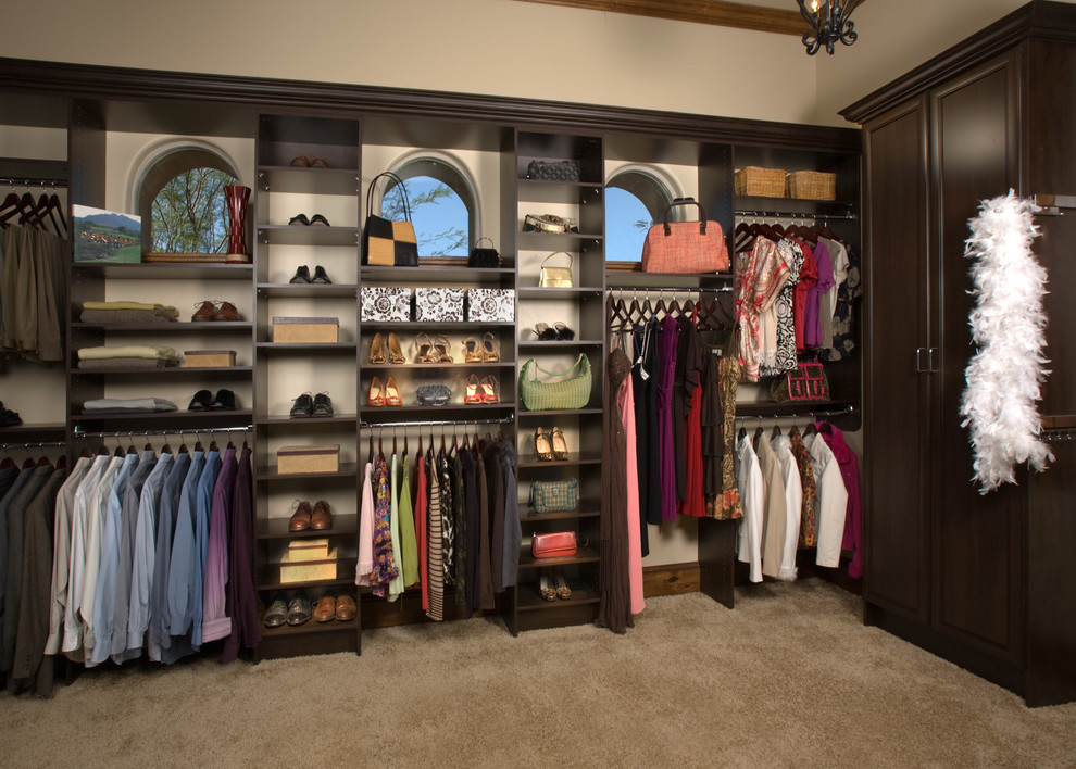 Modelo de armario vestidor unisex clásico renovado de tamaño medio con armarios abiertos, puertas de armario de madera en tonos medios y moqueta