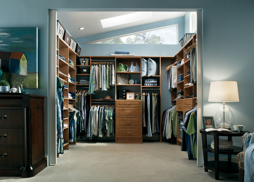 Modelo de armario vestidor unisex tradicional renovado de tamaño medio con armarios con paneles con relieve, puertas de armario de madera oscura y moqueta