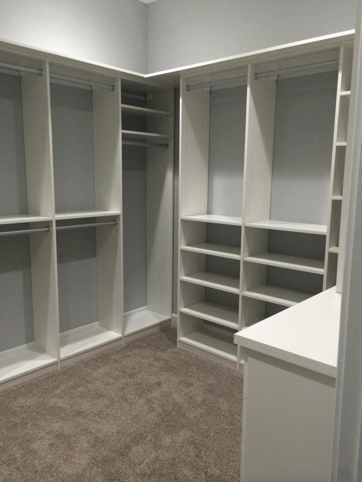 Foto de armario vestidor unisex clásico renovado con armarios con paneles con relieve, puertas de armario blancas y moqueta