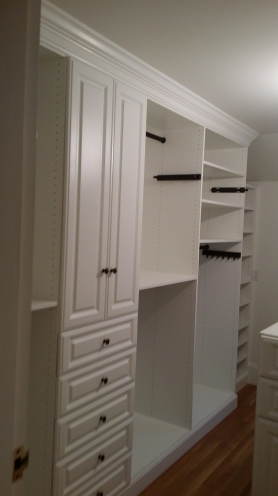 На фото: гардеробная комната среднего размера в классическом стиле