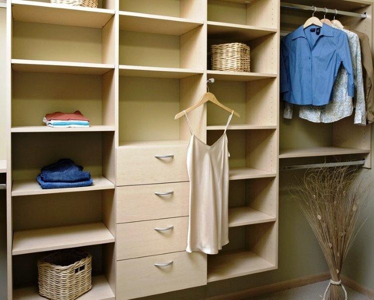 Ejemplo de armario vestidor clásico grande con armarios con paneles lisos y puertas de armario de madera en tonos medios