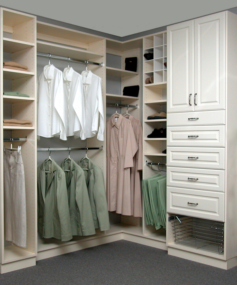 Ejemplo de armario vestidor unisex tradicional de tamaño medio con armarios con paneles empotrados, puertas de armario blancas y moqueta