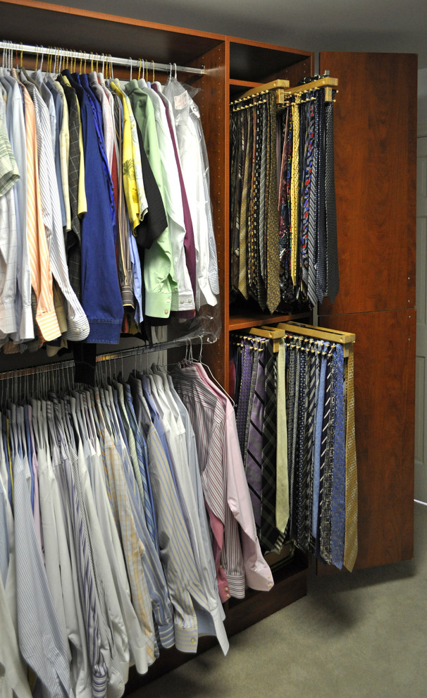 Ejemplo de armario vestidor unisex tradicional de tamaño medio con armarios abiertos, puertas de armario de madera en tonos medios y moqueta