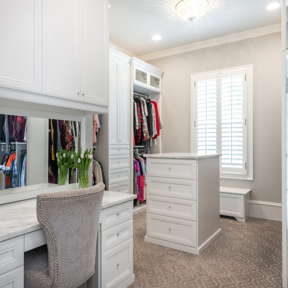 Ejemplo de armario vestidor clásico extra grande con puertas de armario blancas, moqueta y suelo marrón
