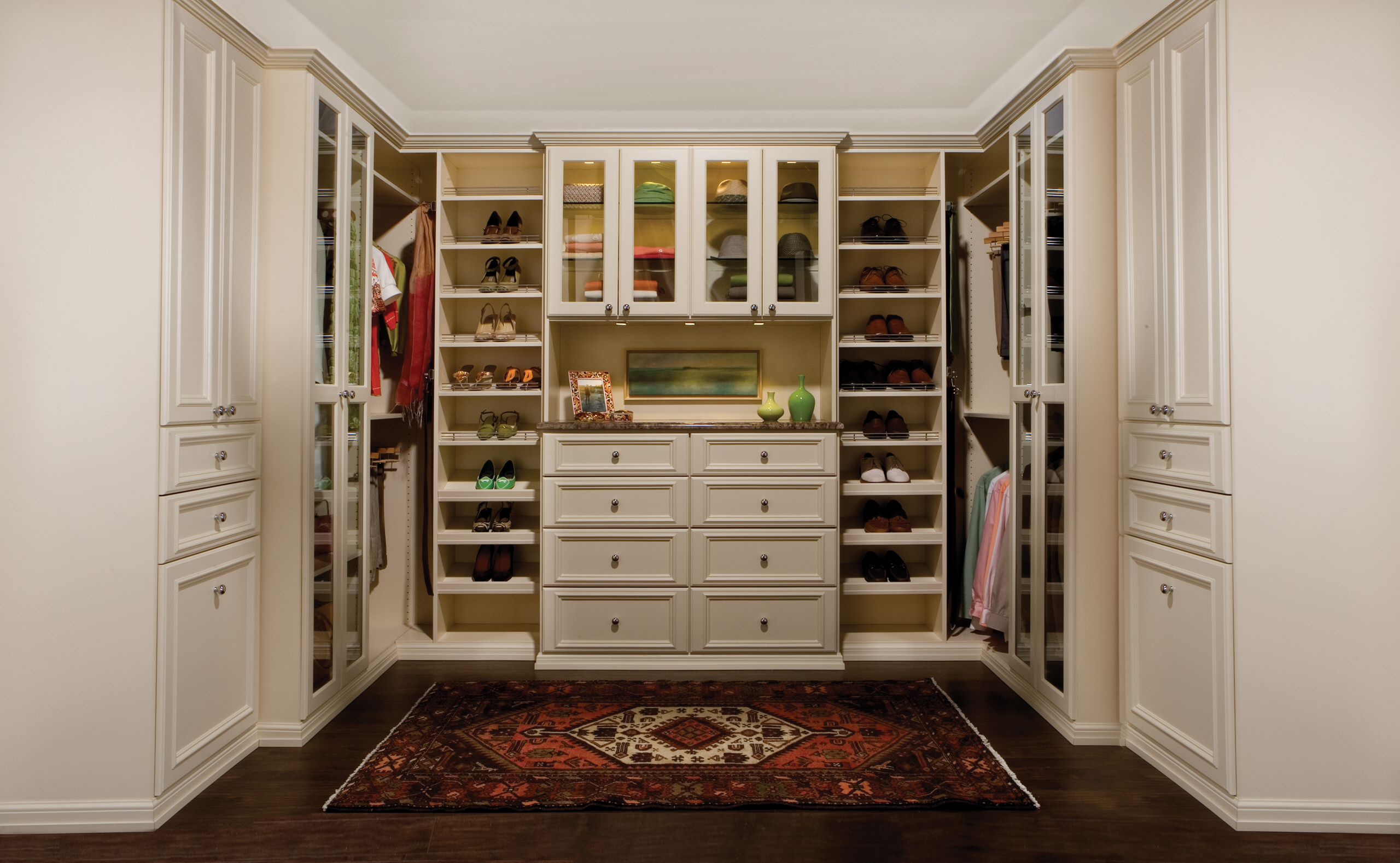 https://st.hzcdn.com/simgs/pictures/closets/walk-in-closet-transform-home-img~15a1718f0f3bc780_14-0846-1-5b304ae.jpg