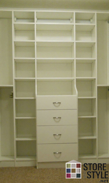 Immagine di un'ampia cabina armadio unisex moderna con ante lisce, ante bianche e moquette