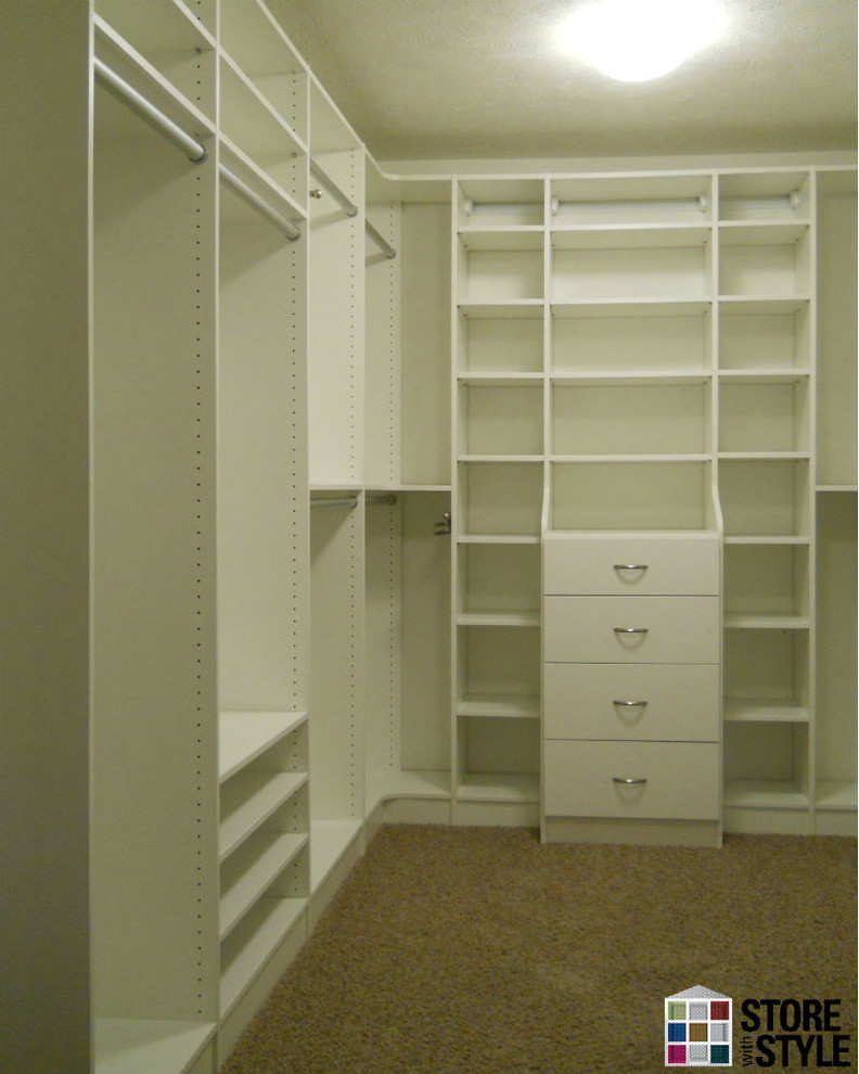 Diseño de armario vestidor unisex minimalista extra grande con armarios con paneles lisos, puertas de armario blancas y moqueta