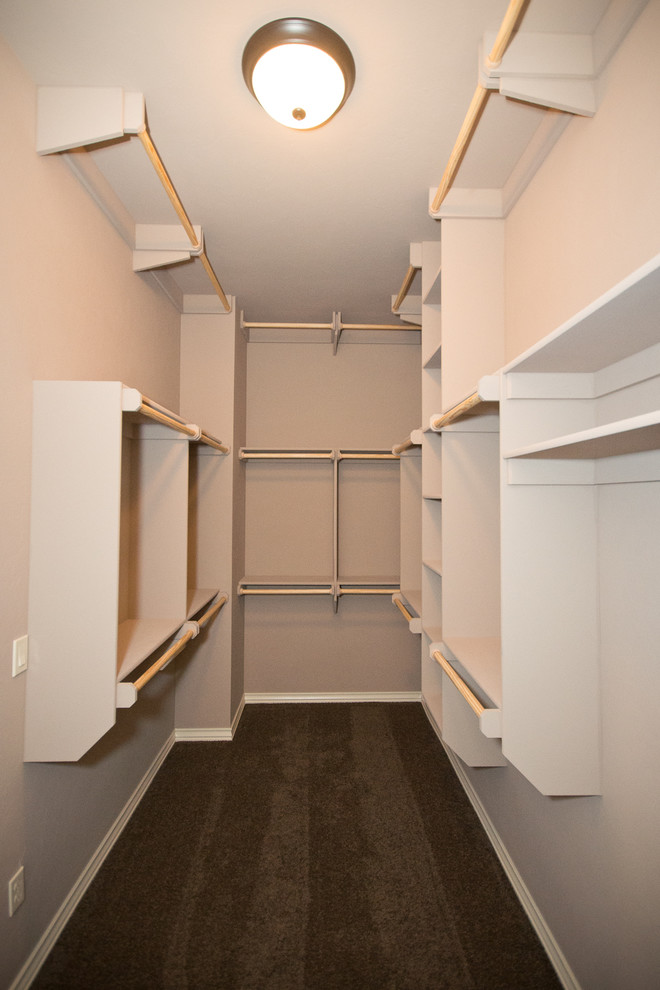 Foto di una cabina armadio unisex classica di medie dimensioni con nessun'anta, ante beige e moquette