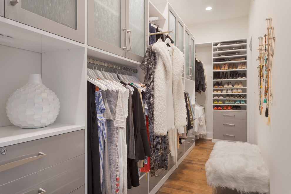 Inspiration for a contemporary closet remodel in Philadelphia