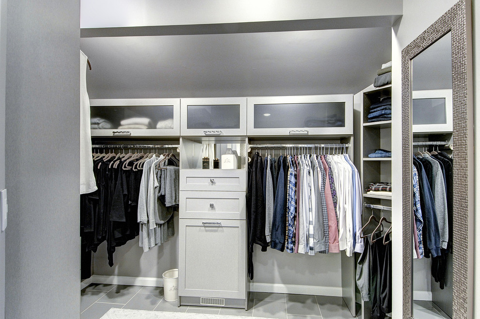 Ejemplo de armario vestidor contemporáneo con armarios estilo shaker y puertas de armario grises