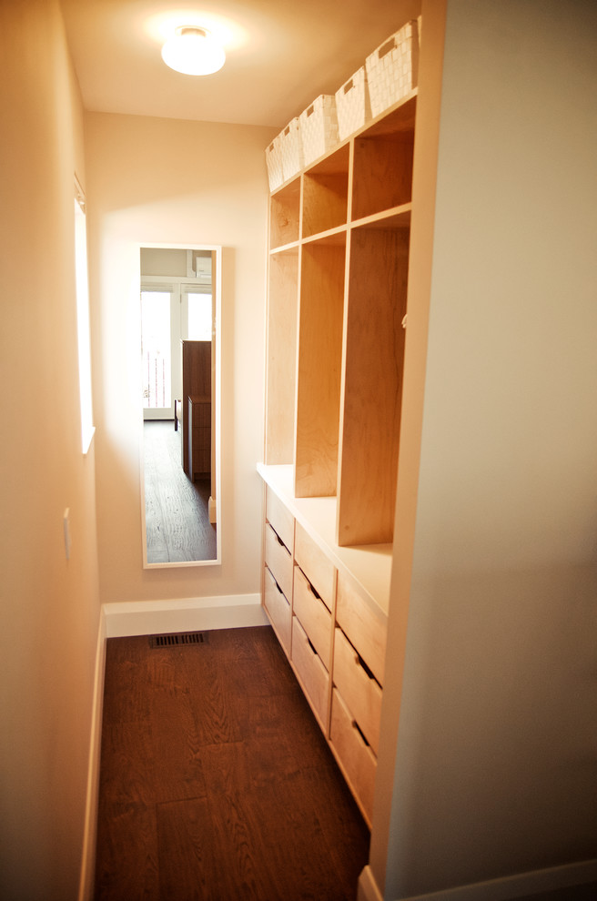 Imagen de armario vestidor unisex contemporáneo de tamaño medio con armarios abiertos y puertas de armario de madera clara