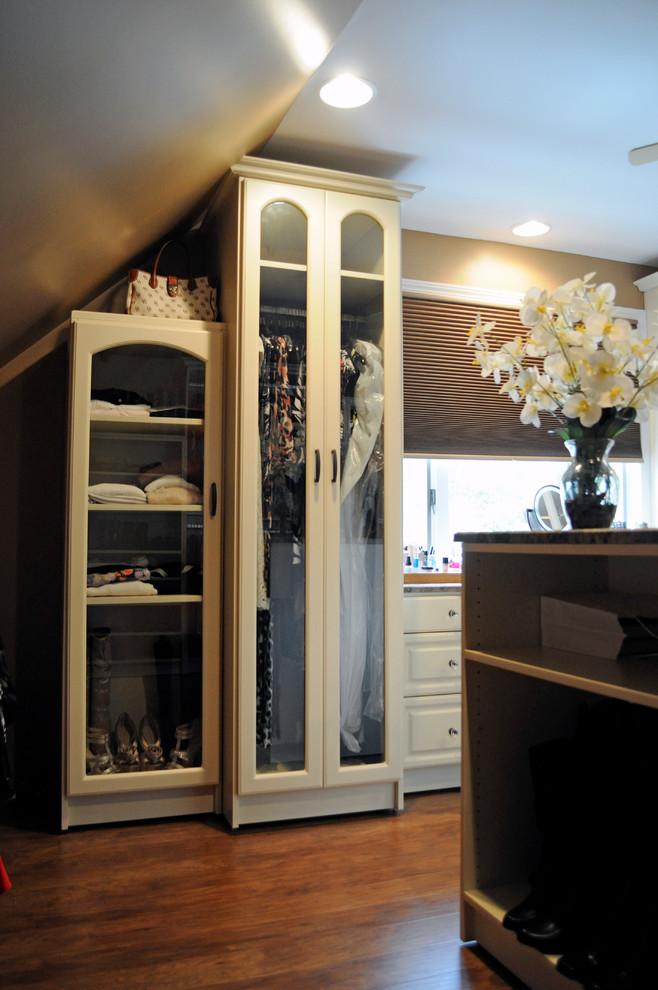 Foto de vestidor de mujer clásico grande con armarios con paneles con relieve y puertas de armario beige