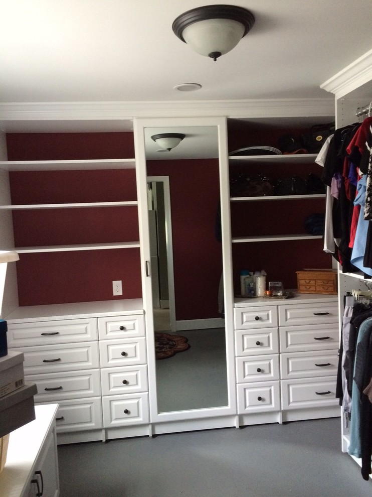 Imagen de armario vestidor unisex clásico de tamaño medio con armarios con paneles con relieve y puertas de armario blancas