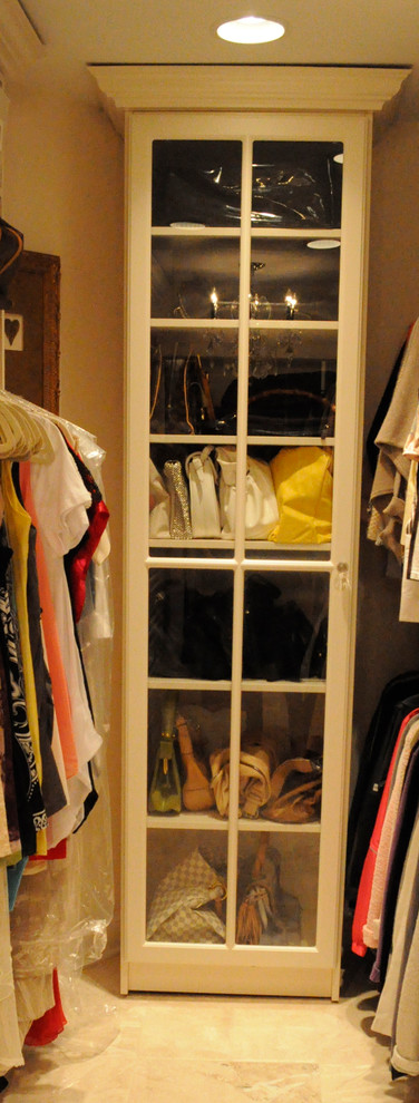 Ejemplo de armario vestidor unisex clásico grande con armarios tipo vitrina y puertas de armario beige