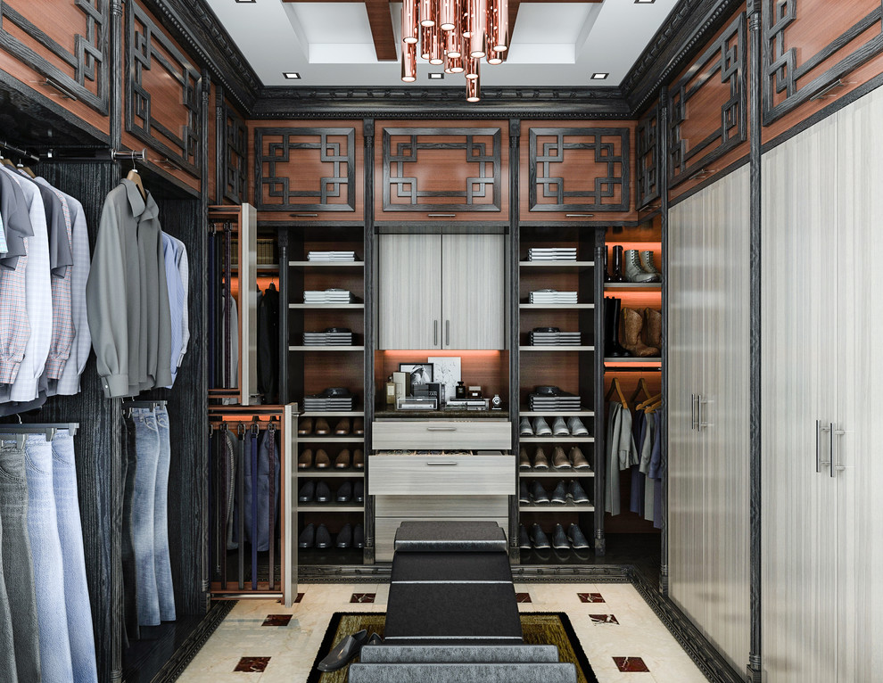 Стильный дизайн: гардеробная комната в восточном стиле с плоскими фасадами, полом из керамической плитки и бежевым полом для мужчин - последний тренд