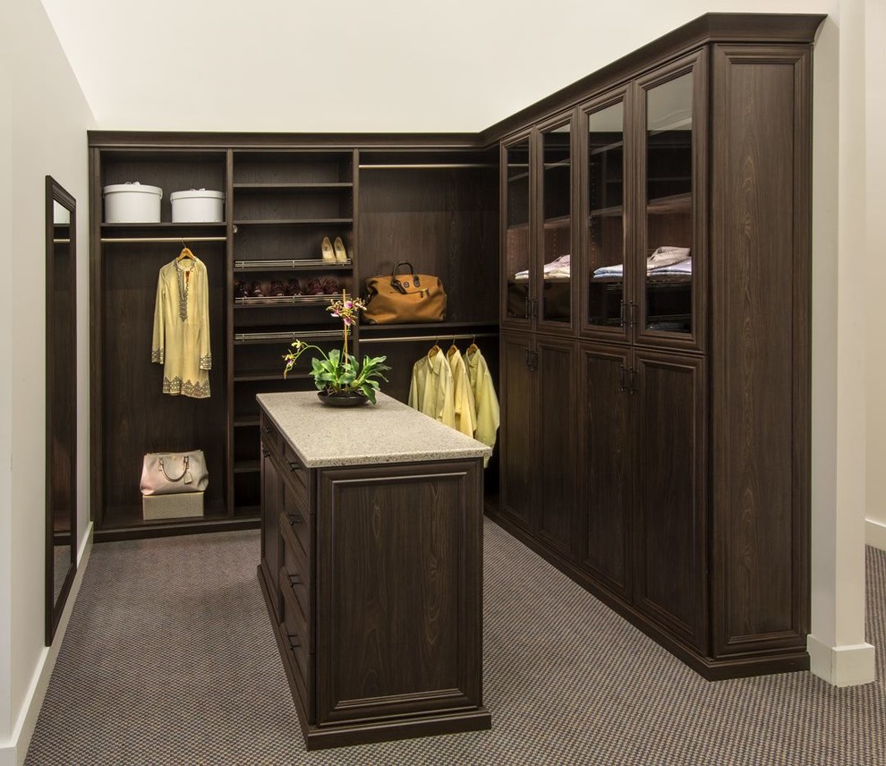 Modelo de armario vestidor unisex clásico grande con armarios con paneles empotrados, puertas de armario de madera en tonos medios y moqueta