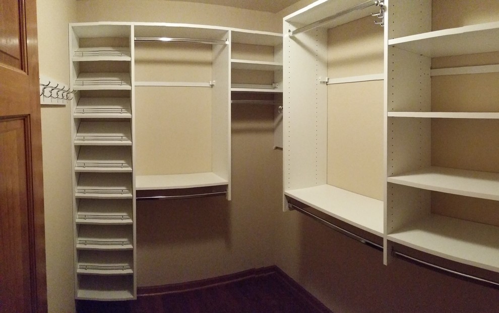 Imagen de armario vestidor contemporáneo de tamaño medio con suelo de madera oscura, armarios abiertos y puertas de armario blancas