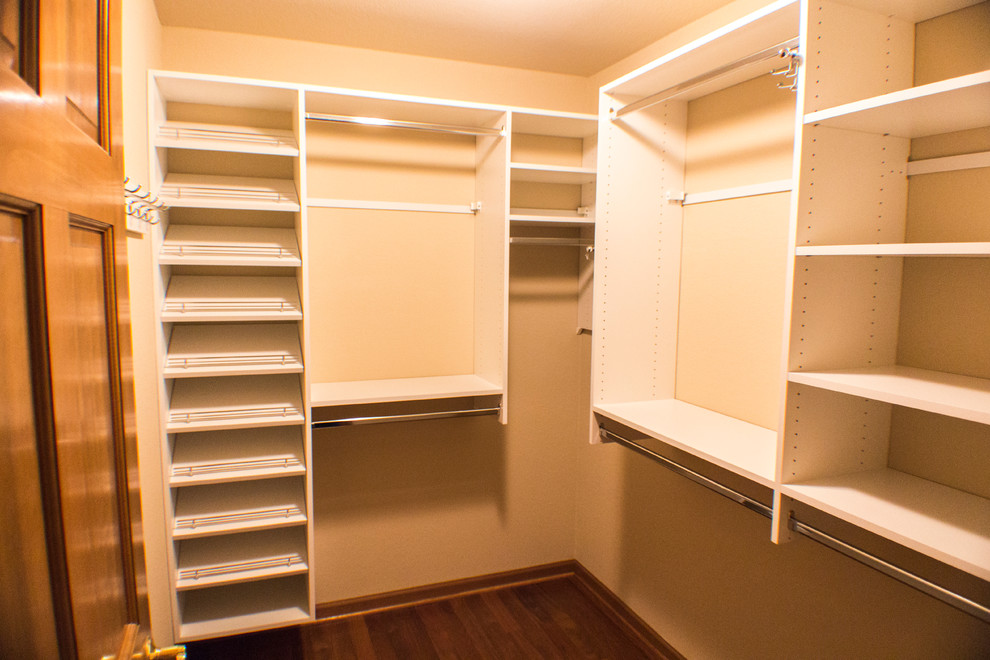 Foto de armario vestidor unisex actual de tamaño medio con armarios abiertos, puertas de armario blancas y suelo de madera oscura