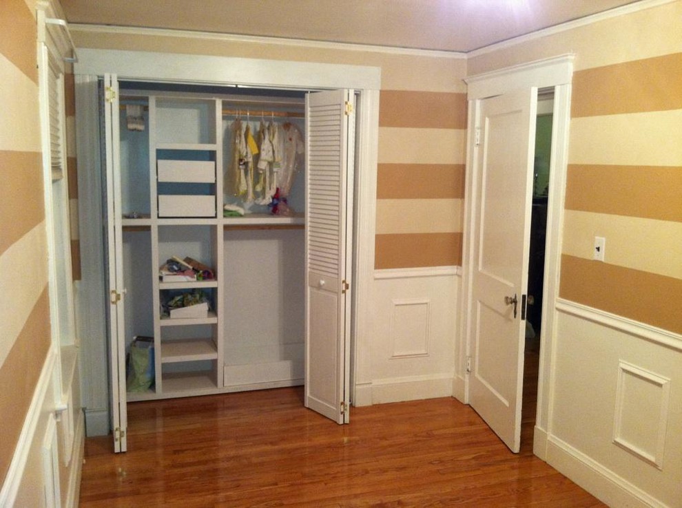 Diseño de armario unisex tradicional pequeño con armarios abiertos, puertas de armario blancas, suelo de madera oscura y suelo marrón
