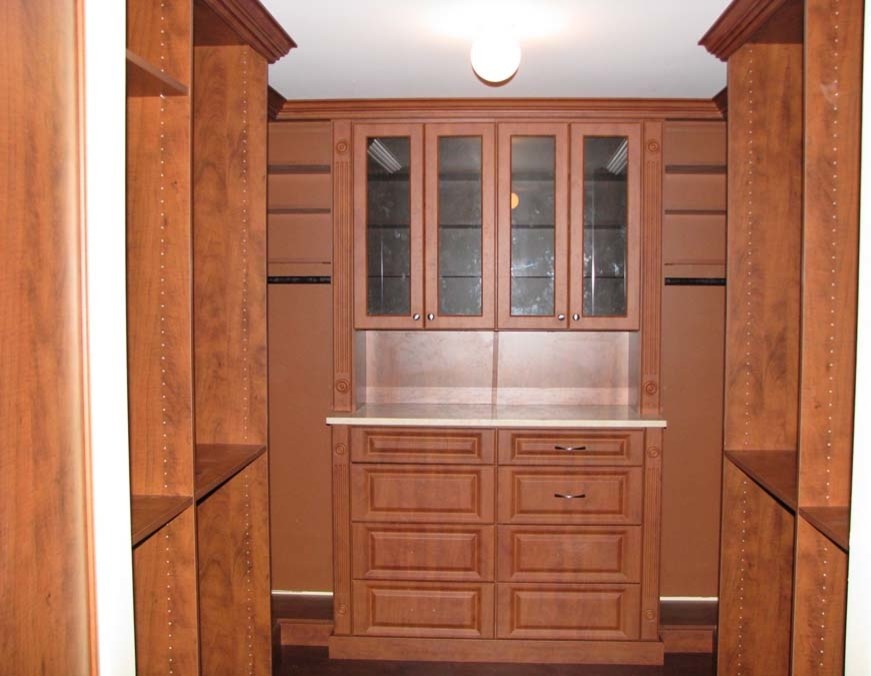 Imagen de armario vestidor unisex clásico grande con puertas de armario de madera oscura