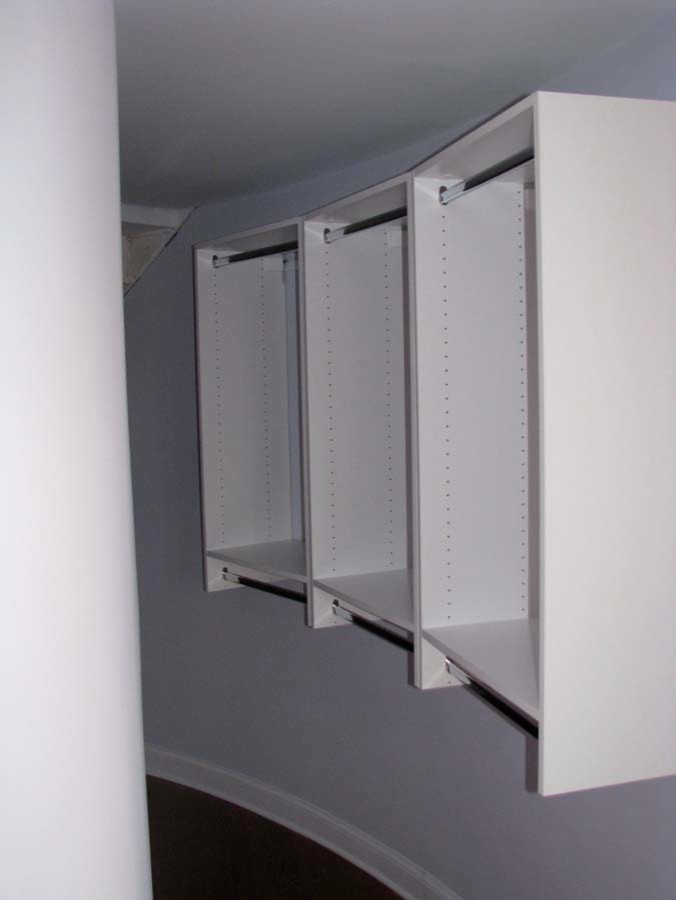 Стильный дизайн: шкаф в нише унисекс в стиле неоклассика (современная классика) с белыми фасадами - последний тренд