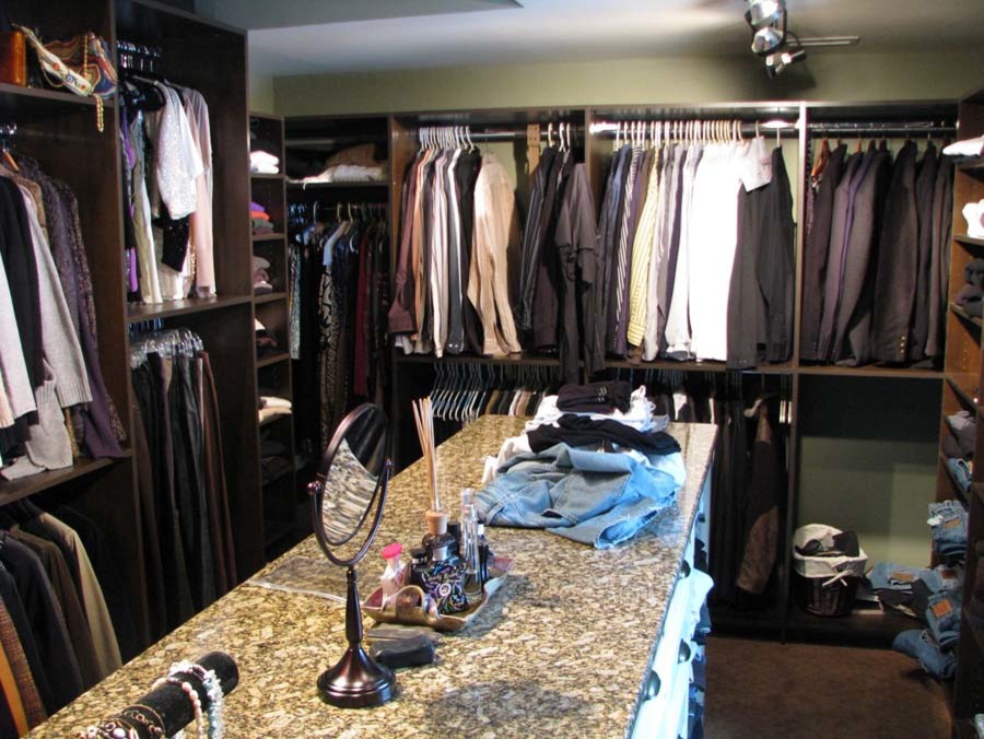 Inspiration för ett stort vintage walk-in-closet för kvinnor, med vita skåp och heltäckningsmatta