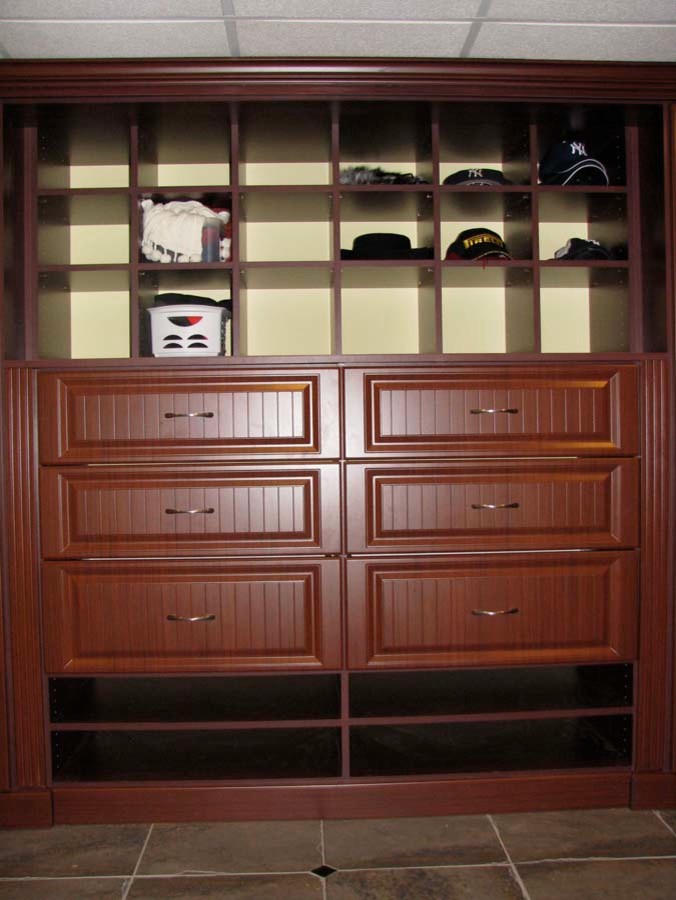 Immagine di un armadio o armadio a muro per uomo classico di medie dimensioni con ante in legno scuro