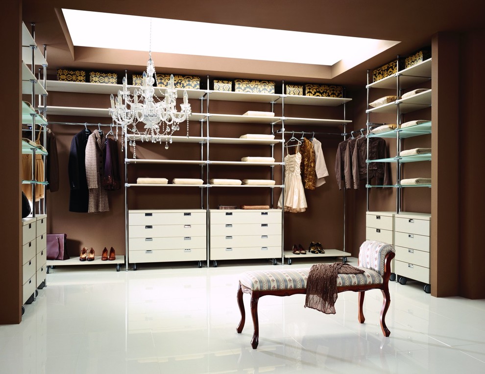 Idée de décoration pour un grand dressing room design en bois clair neutre avec un placard sans porte.