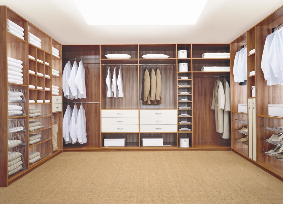 Diseño de vestidor unisex contemporáneo grande con armarios abiertos, puertas de armario de madera oscura, moqueta y suelo beige