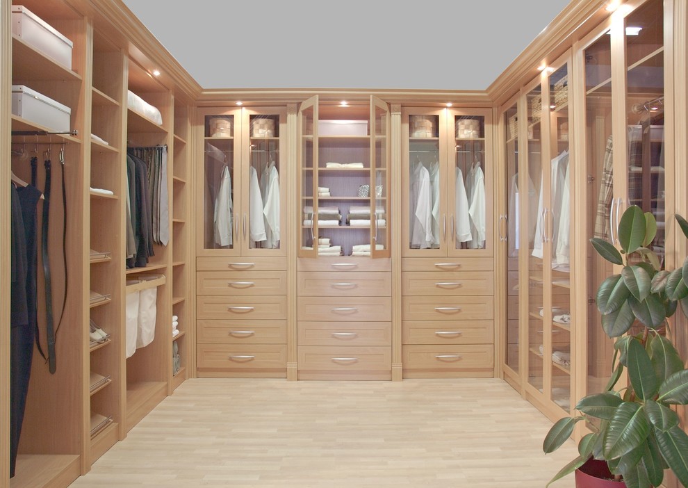 Imagen de armario vestidor unisex clásico grande con armarios estilo shaker y puertas de armario de madera clara
